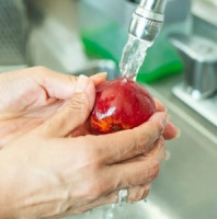 Kupi.cz: Jak správně omýt ovoce a zeleninu od pesticidů? SZÚ vysvětluje, že ocet ani jedlá soda nestačí